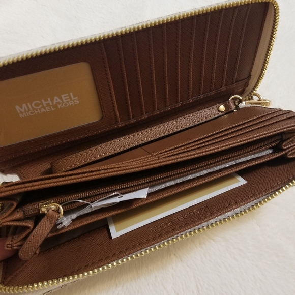 BNWT MICHAEL KORS LOGO WALLET💗 - Picture 3 of 3